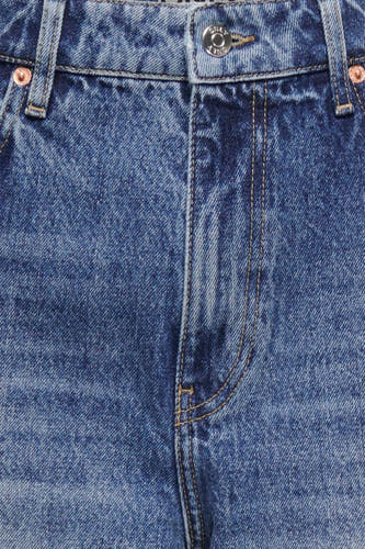 Jean droit en denim bleu de ONLY, avec surpiqûres contrastées et une taille classique.