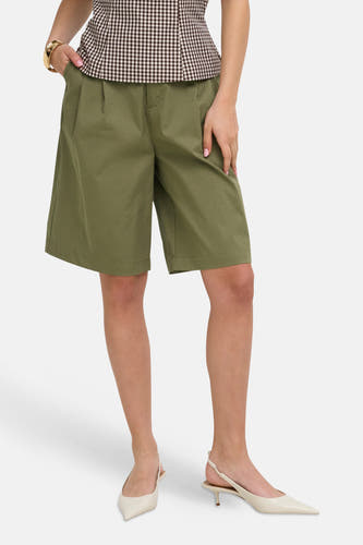Olijfgroene korte broek van ONLY® met opgevouwen zoom, gedragen met geruit top en crèmekleurige hakken, front view
