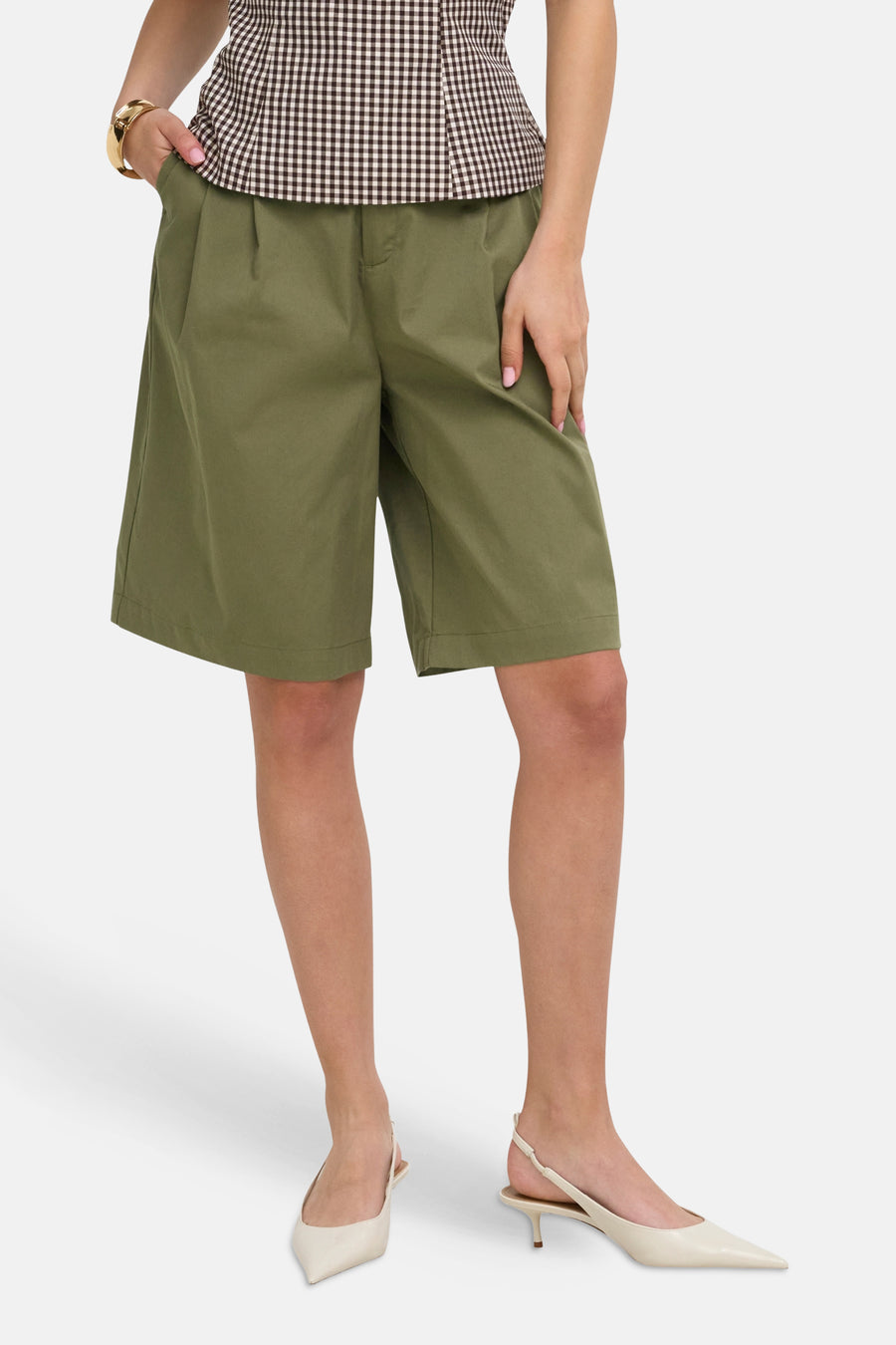 Olijfgroene korte broek van ONLY® met opgevouwen zoom, gedragen met geruit top en crèmekleurige hakken, front view