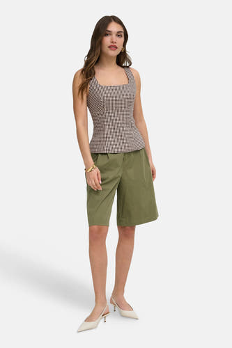 Groene korte broek van ONLY® met geribde zoom, gedragen met een geruit topje en witte hakken, front view