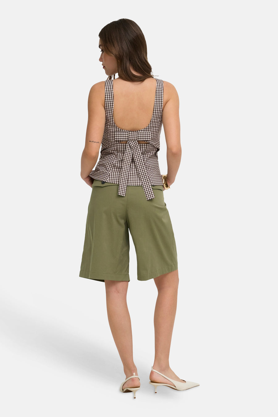 Groene korte broek van ONLY® met rechte pasvorm, gedragen van achteren met geruit top en crèmekleurige hakken