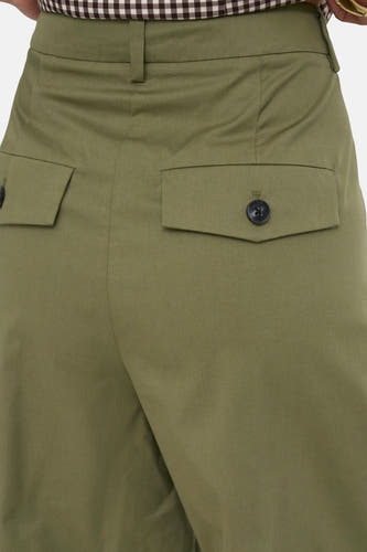 Olijfgroene korte broek van ONLY® met zakken en donkere knopen, close-up van achterzijde