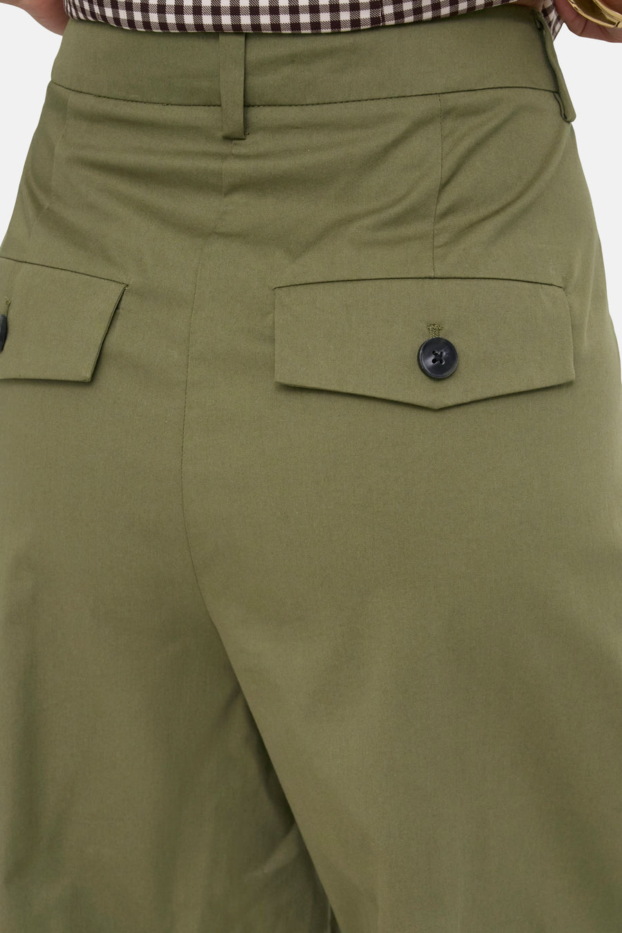 Olijfgroene korte broek van ONLY® met zakken en donkere knopen, close-up van achterzijde