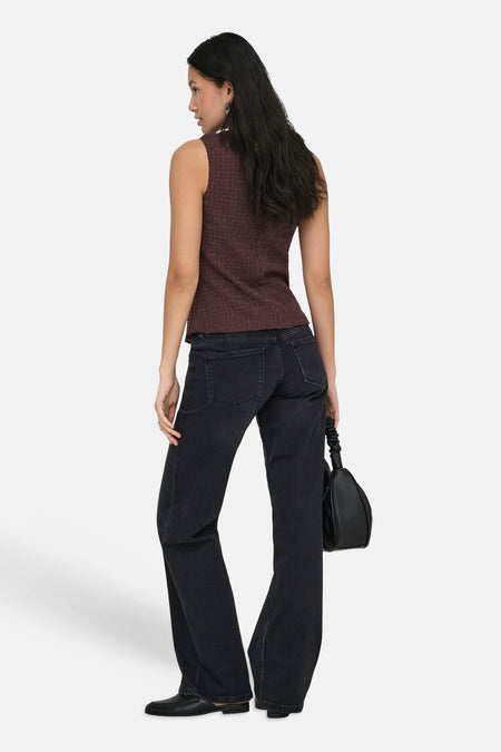 Bruin gilet van ONLY, met een subtiele textuur en een effen ontwerp, gecombineerd met donkere jeans en zwarte loafers.