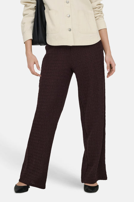 Pantalon marron ONLY, avec un tissu texturé et des jambes larges.