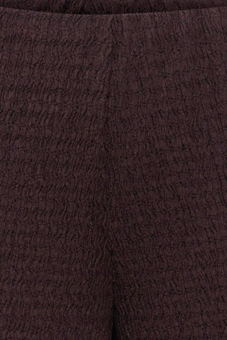 Pantalon marron ONLY, avec une texture crêpe et un motif subtil tissé.