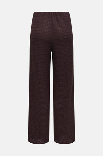 Pantalon marron ONLY, avec une texture subtile et une coupe décontractée confortable.