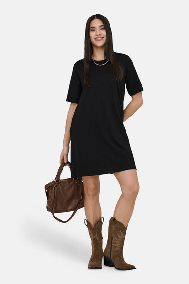 Robe noire à manches courtes de ONLY, avec sac marron et bottes de cowboy en daim.