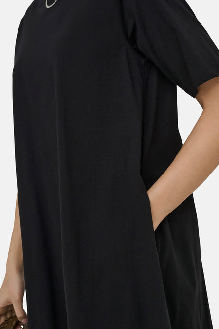 Robe noire à manches courtes de ONLY, avec une poche insérée dans la couture latérale.