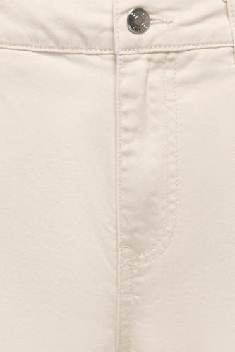 Beige Bermuda short van ONLY® met zilveren knoop en gestikte zak, close-up vooraanzicht