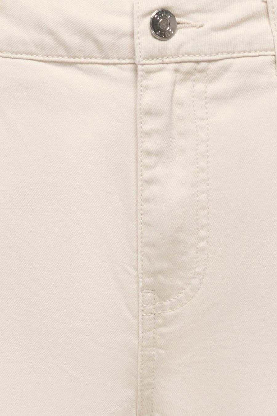 Beige Bermuda short van ONLY® met zilveren knoop en gestikte zak, close-up vooraanzicht