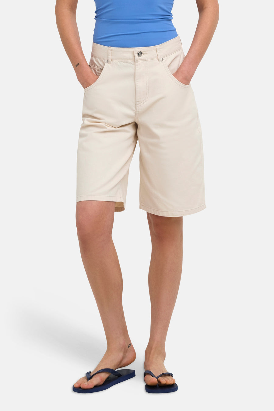 Beige Bermuda shorts van ONLY® met zakken, front view, model draagt blauw topje en blauwe slippers