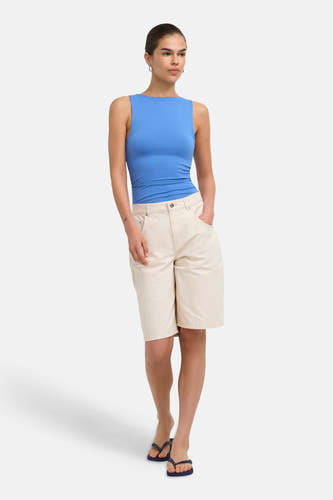 Beige Bermuda shorts van ONLY® met klassieke pasvorm, zakken en knoopsluiting, gedragen met blauw topje en slippers, front view