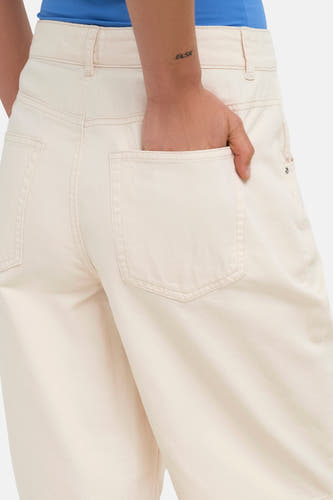 Beige Bermuda shorts van ONLY® met zakken, achterzijde close-up, lichte stof, casual look