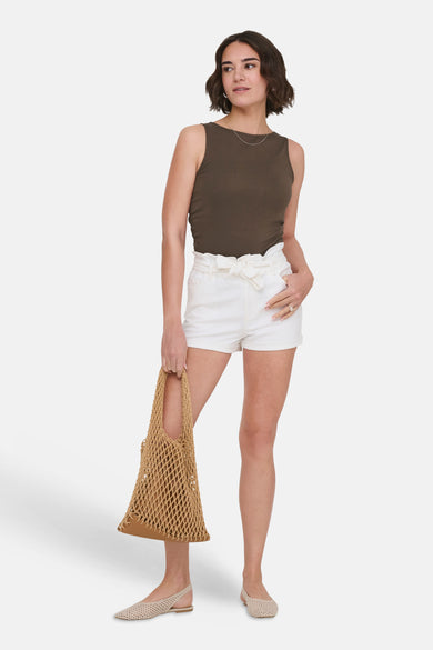 Bruine top zonder mouwen van ONLY®, gedragen met witte shorts en een beige nettas.
