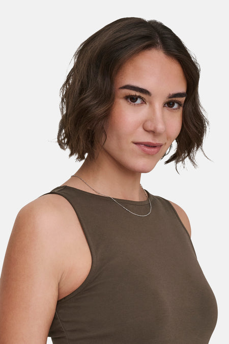 Bruine top zonder mouwen van ONLY, met een fijne zilverkleurige halsketting.