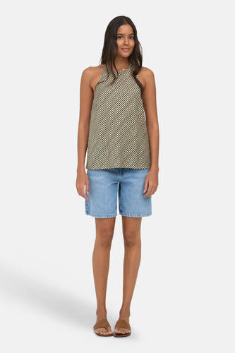 Multicolor gestreepte mouwloze blouse van ONLY® met halterhals, gedragen met denim shorts en bruine slippers, front view
