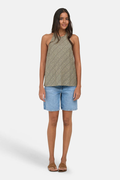 Multicolor gestreepte mouwloze blouse van ONLY® met halterhals, gedragen met denim shorts en bruine slippers, front view