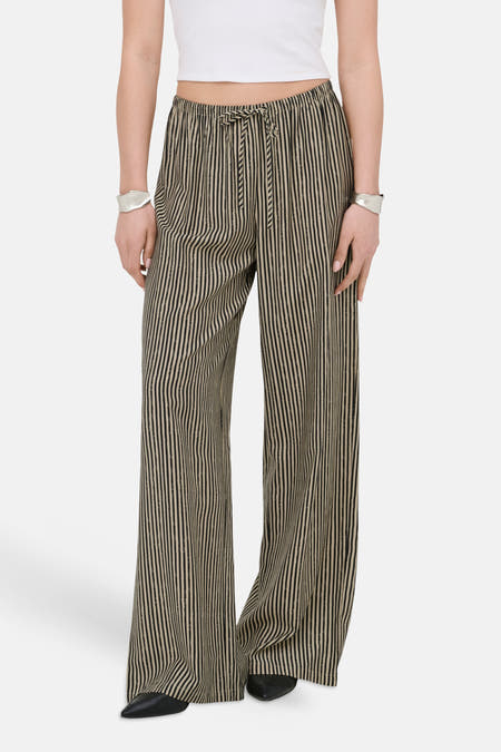 Multicolor gestreepte wijde broek van ONLY® met elastische taille en trekkoord, gedragen met wit topje en zwarte schoenen