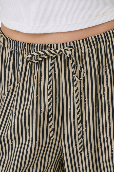 Multicolor gestreepte broek van ONLY® met elastische taille en strikdetail, close-up voorzijde
