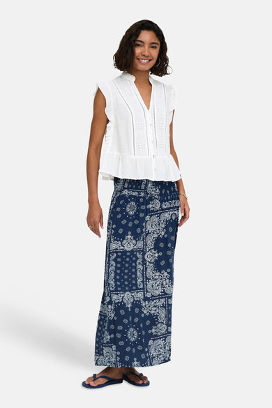 Witte mouwloze blouse met eyelet details en ruches van ONLY®, gedragen met een blauwe printrok en sandalen, front view