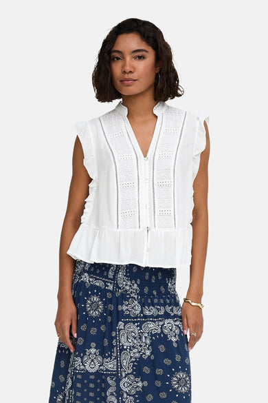 Witte mouwloze blouse met eyelet details en ruches van ONLY®, voorzien van knoopsluiting en waaierzoom, front view