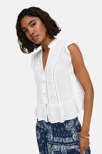 Witte mouwloze blouse met kantdetails en ruches van ONLY®, voorzien van knoopsluiting en zijdelingse pasvorm, gedragen met een blauwe printrok.