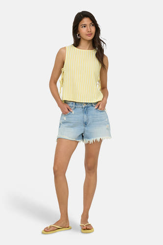 Gele gestreepte mouwloze blouse van ONLY® met strikdetails, gedragen met denim shorts en gele slippers.