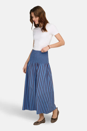 Blauwe rok van ONLY met verticale strepen en elastische tailleband, gecombineerd met een wit T-shirt en bruine ballerina's.
