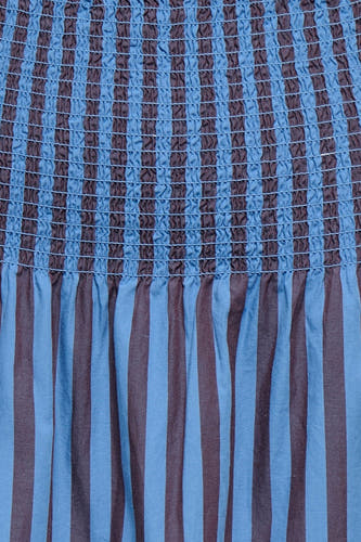 Jupe rayée bleue de ONLY, avec une taille smockée et des rayures verticales.