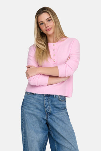 T-shirt rose avec col rond de ONLY®, à boutons et longues manches, associé à des jeans larges et des chaussures noires.