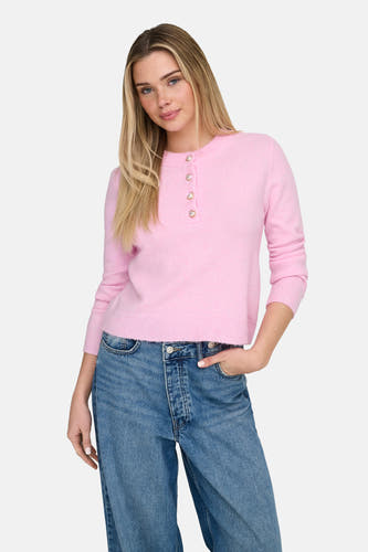 T-shirt rose avec col rond de ONLY, terminé avec des boutons en forme de cœur, porté avec des jeans.