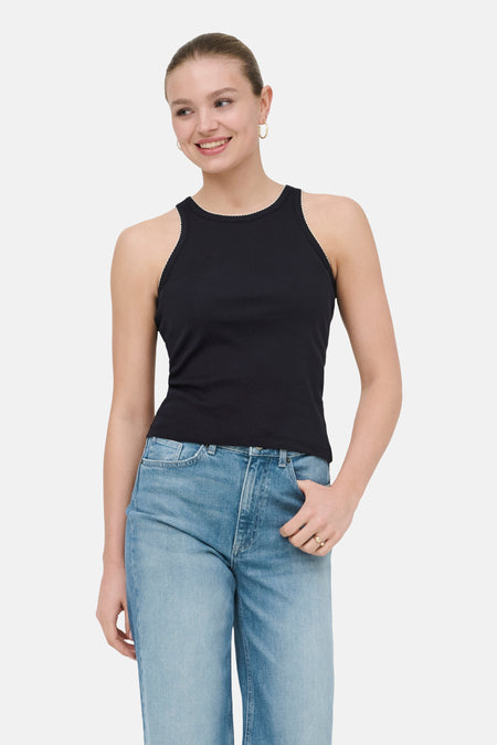 Zwarte tanktop van ONLY® met lichte, geschulpte randen langs hals en armsgaten.
