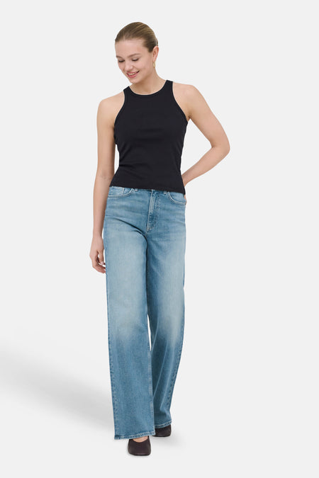 Zwarte tanktop van ONLY® met witte geschulpte bies aan hals en armsgaten, gedragen door een model met lichtblauwe jeans.