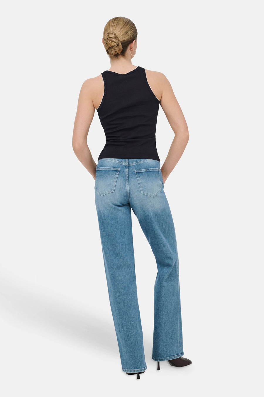 Débardeur noir ONLY® avec bord festonné blanc, vu de dos sur un mannequin en jean.