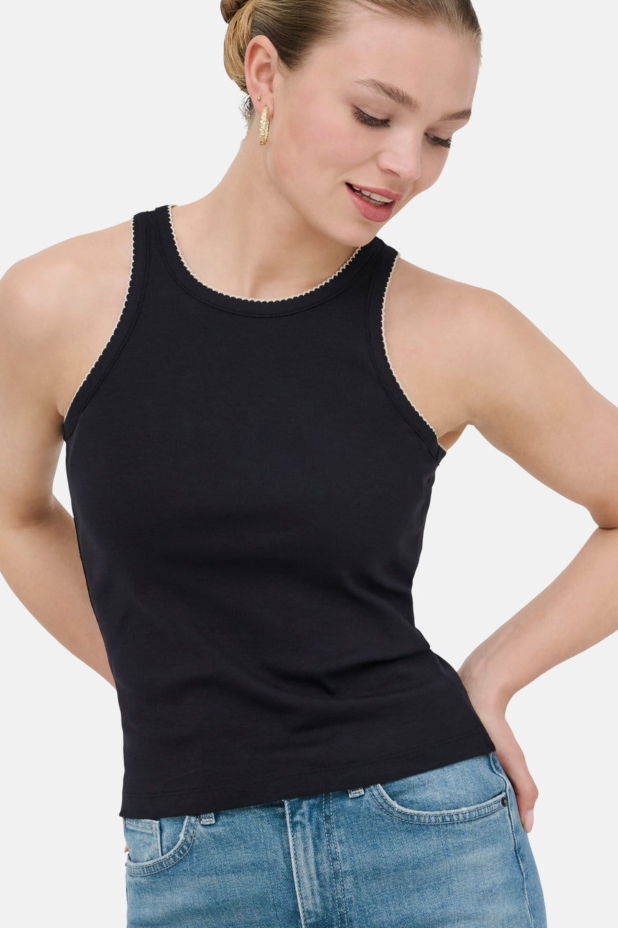 Débardeur noir ONLY® en tissu côtelé avec bords festonnés légers.