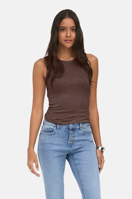 Bruine tanktop van ONLY® met ronde hals, strakke pasvorm, gedragen met lichtblauwe jeans en zilveren armband, front view