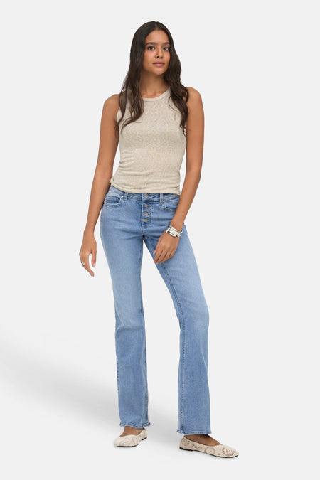 Beige tanktop van ONLY® met ronde hals, gedragen met blauwe jeans en lichte loafers, front view