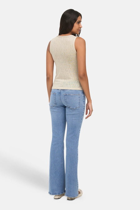 Beige tanktop van ONLY® met subtiel gemêleerd patroon, achterzijde weergegeven, gedragen met blauwe flared jeans