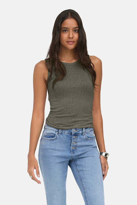 Groene tanktop van ONLY® met ronde hals, strakke pasvorm, gedragen met blauwe jeans en zilveren armband, front view
