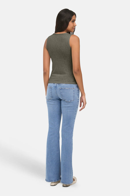 Groene tanktop van ONLY®, achterkant, strak model, met licht gestructureerde stof, gedragen met blauwe flared jeans