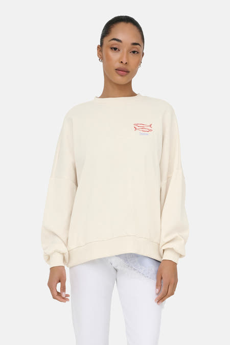 Beige sweater met ronde hals van ONLY® met rood geborduurde sardientjes en de tekst 'Sardines'.