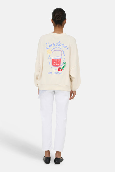 Beige sweater van ONLY® met een kleurrijke rugprint van 'Sardines', een sardineblik, citroen en tomaat, achterzijde.