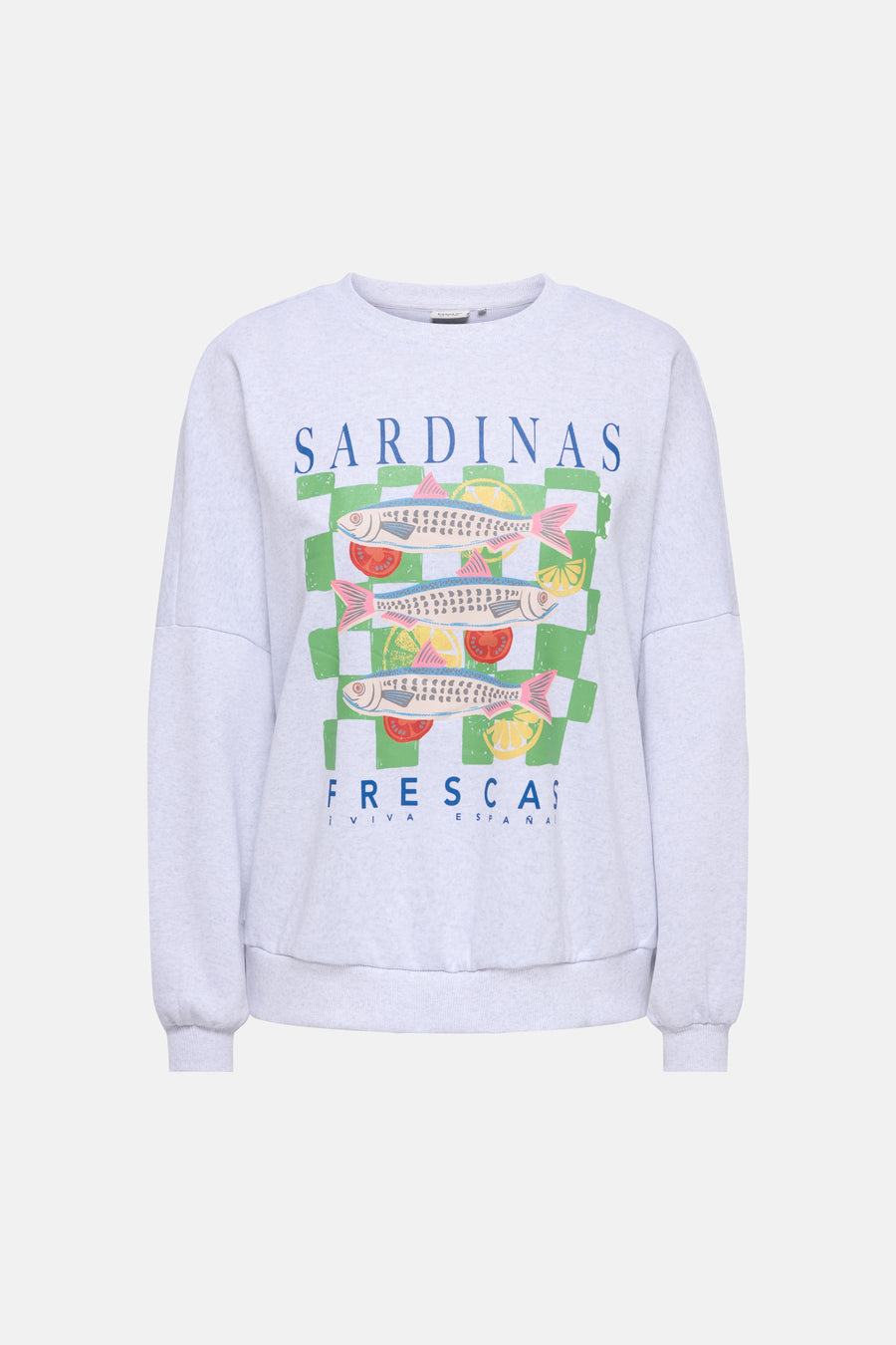 Grijs gemêleerde sweater met ronde hals van ONLY, bedrukt met kleurrijke sardines, citroenen, tomaten en tekst op een groen geblokt patroon.