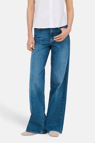 Mid blue denim wide jeans van ONLY, met wijde pijpen en lichte schoenen.