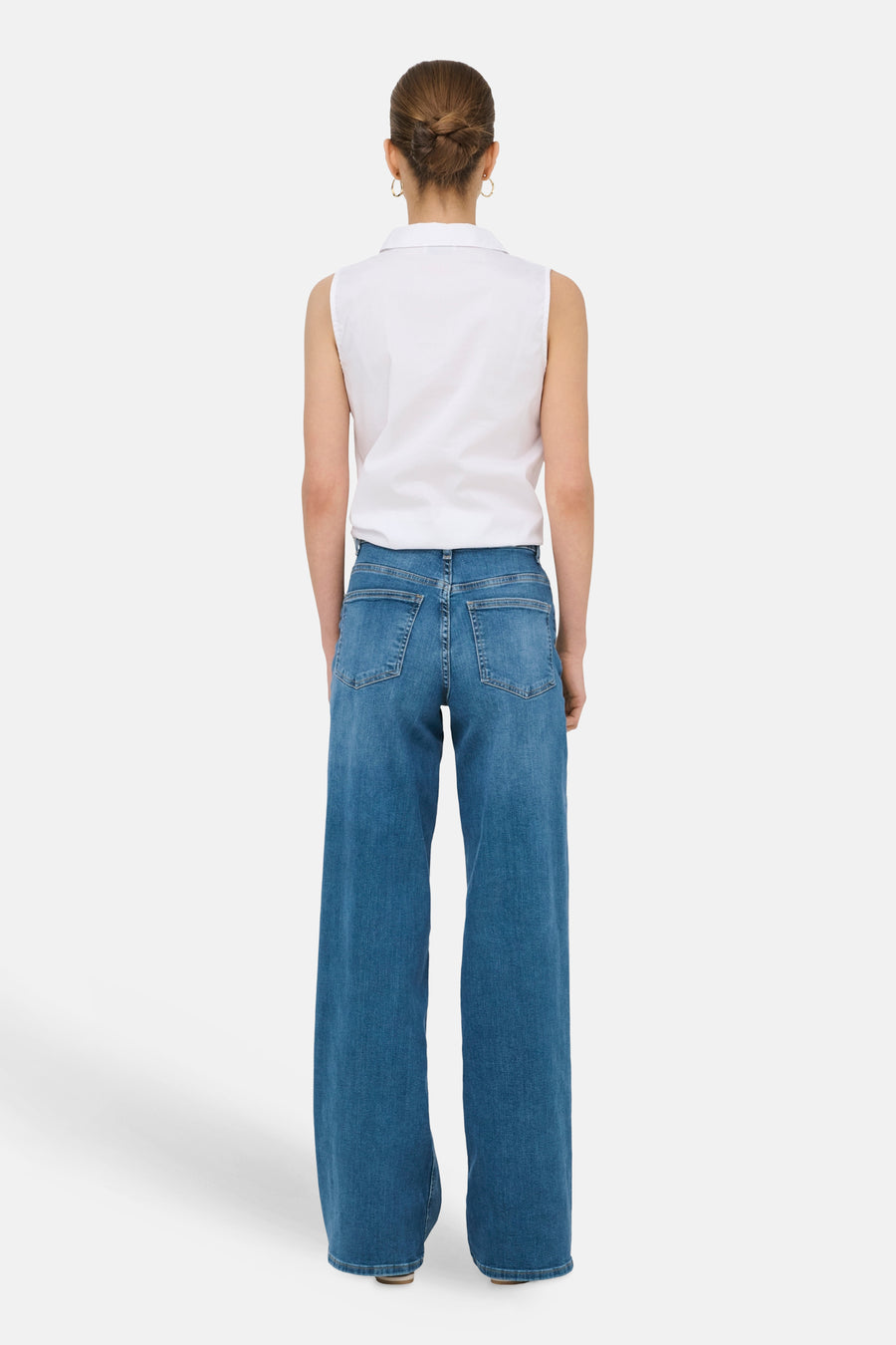 Jeans wide mid blue denim van ONLY, met wijde pijpen, gezien van achteren.
