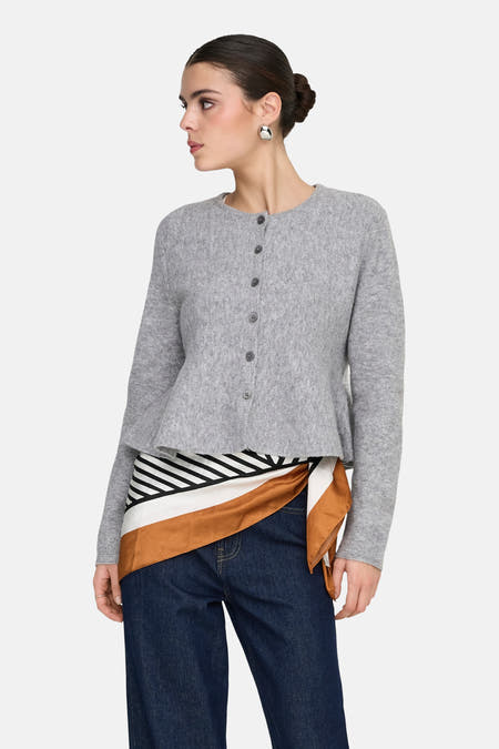 Grijs vest van JDY, met knoopsluiting en een sjaal met streep- en blokpatroon om de taille.
