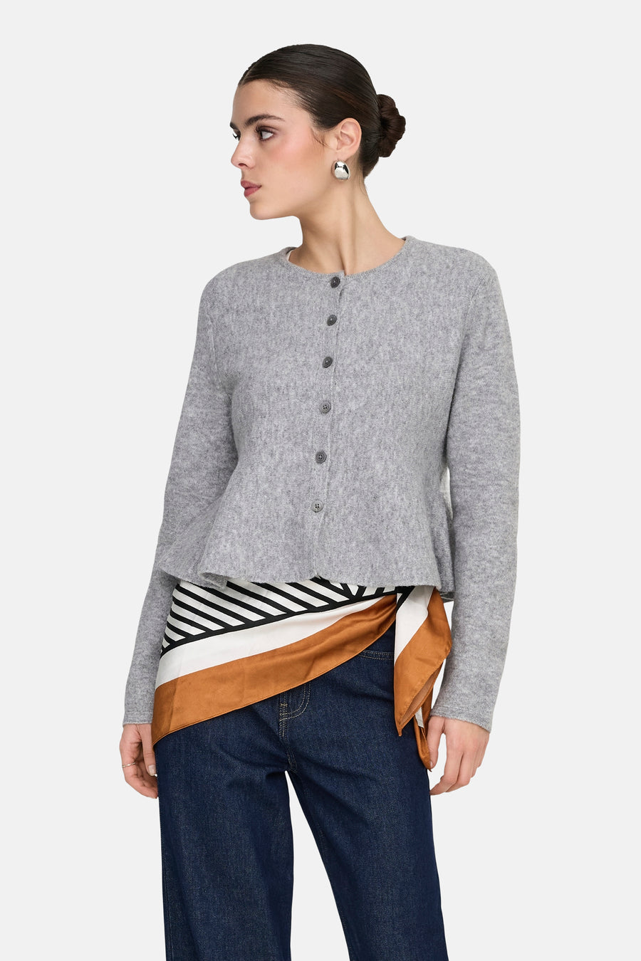 Cardigan gris de JDY, avec fermeture à boutons et coupe décontractée.