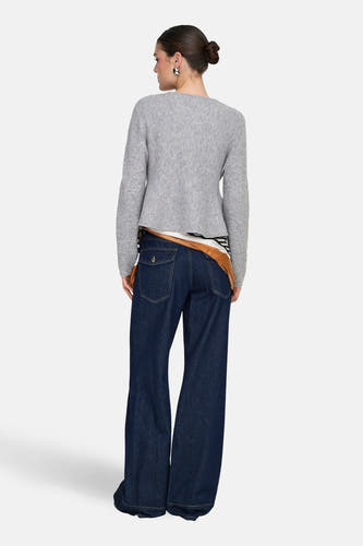 Cardigan gris de JDY, à manches longues, porté avec un pantalon à jambes larges et une écharpe marron.
