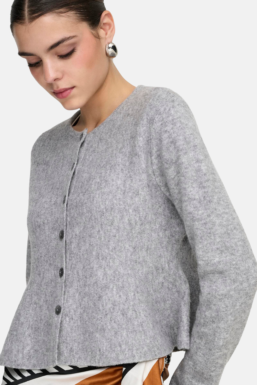 Cardigan gris de JDY, avec manches longues et fermeture à boutons sur le devant.